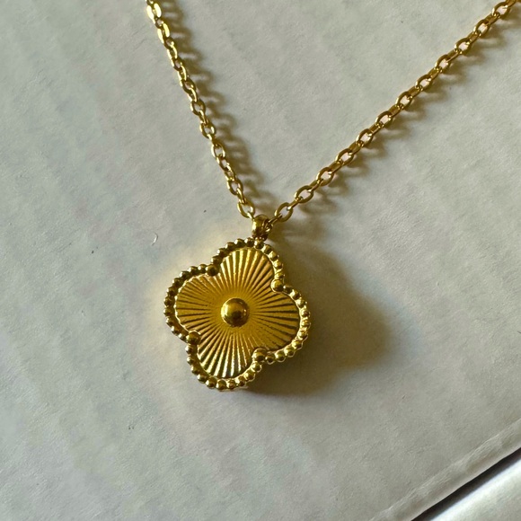 4 Leaf Clover / Flower Necklace, Earrings, Bracelet Set in Gold - Picture 6 of 7